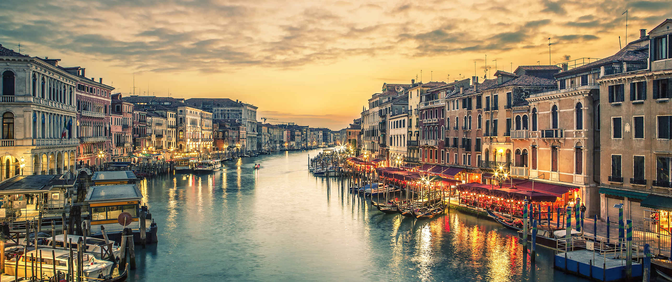 意大利威尼斯的里阿尔托桥大运河图片-