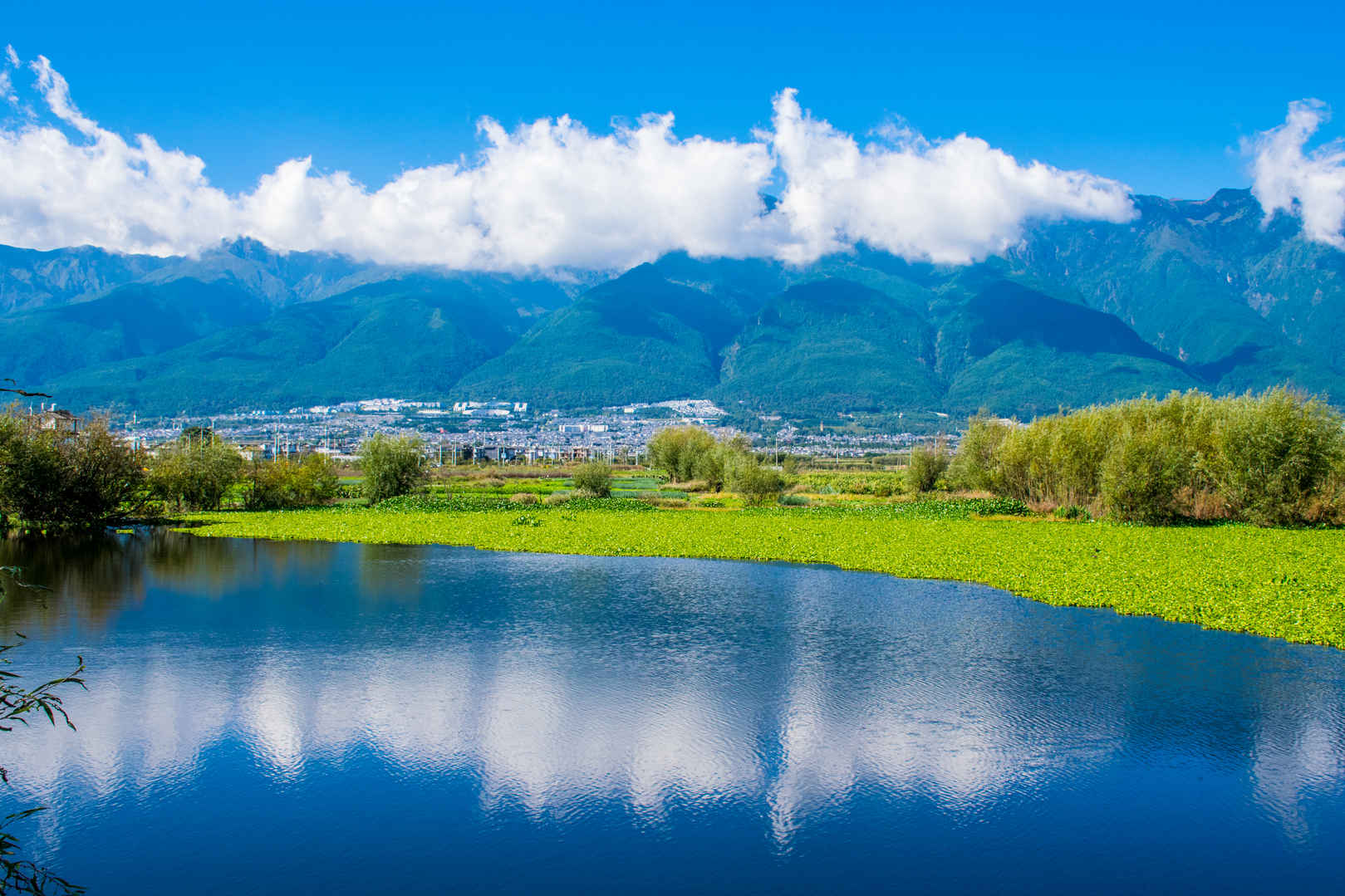 晴空天空湖面大理市自然风景壁纸-