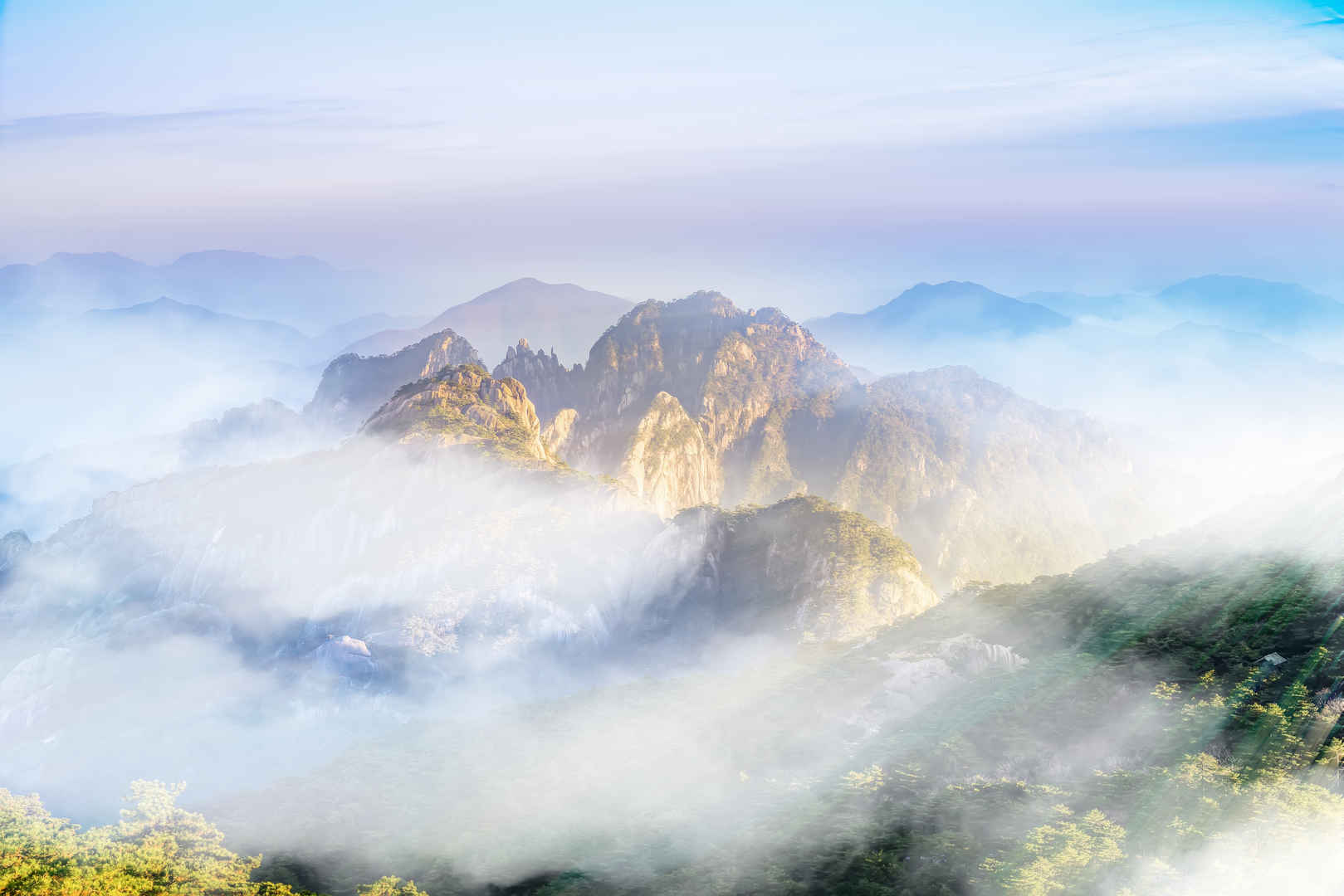 云雾缭绕黄山秀丽自然风光壁纸-