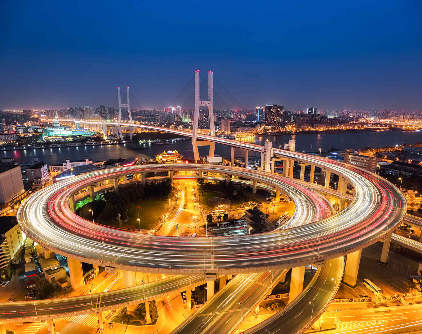上海南浦大桥美丽的螺旋引桥壁纸-