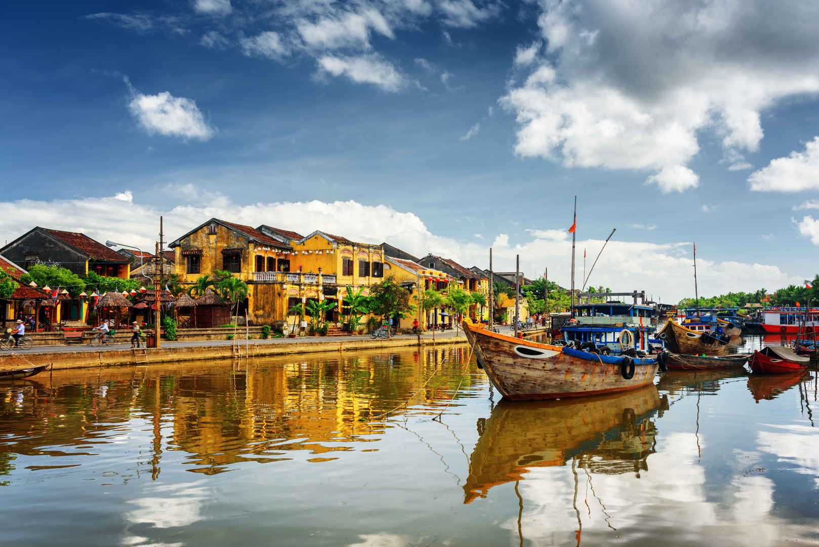 蓝天白云下越南海安古镇河上的木船壁纸