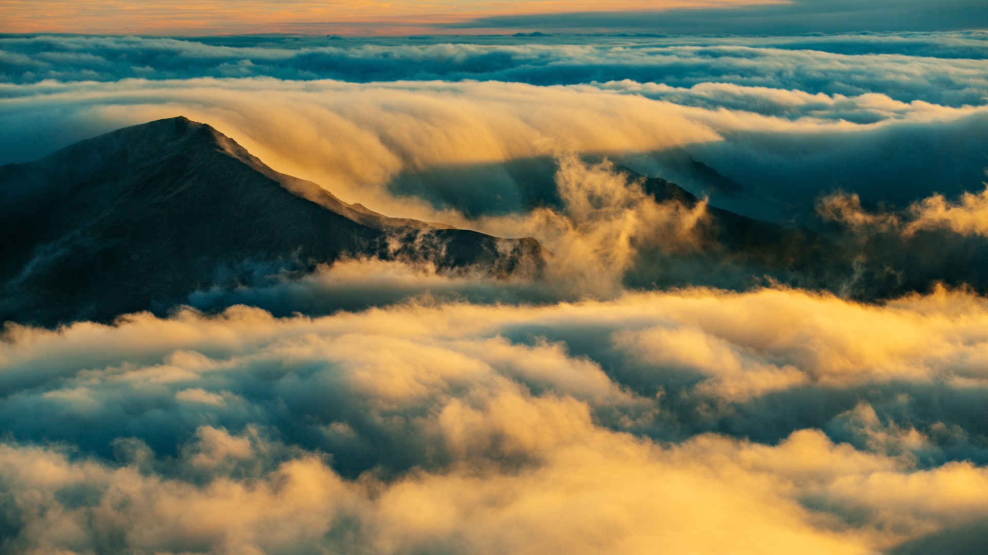 山脉云海环绕壁纸图片