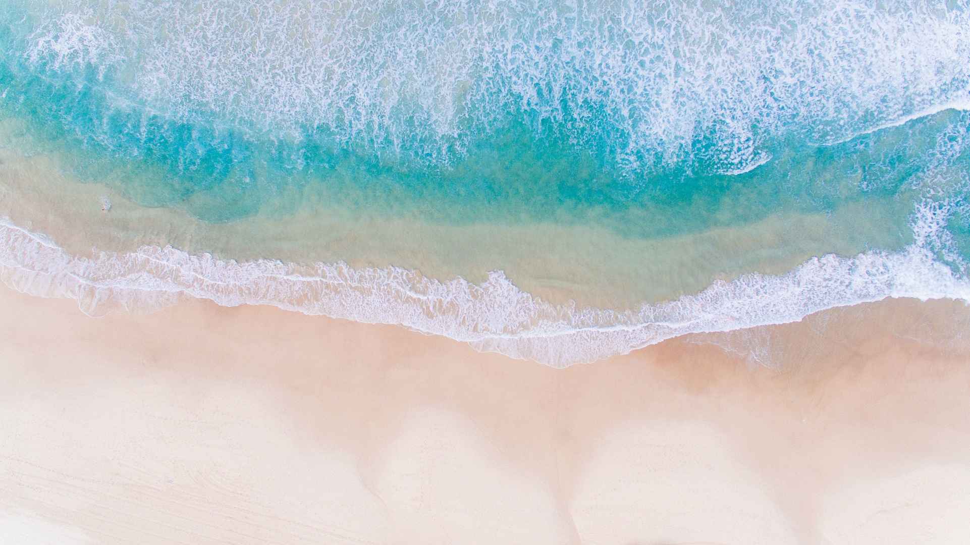 唯美海浪扑打沙滩壁纸图片-