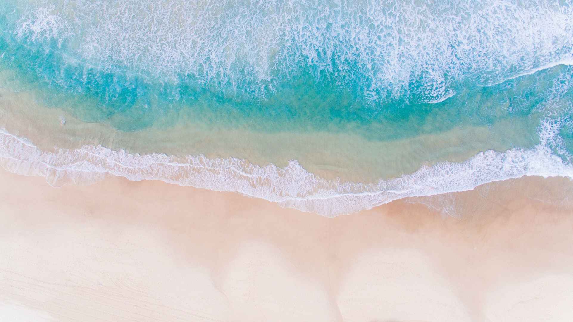 唯美海浪扑打沙滩壁纸图片