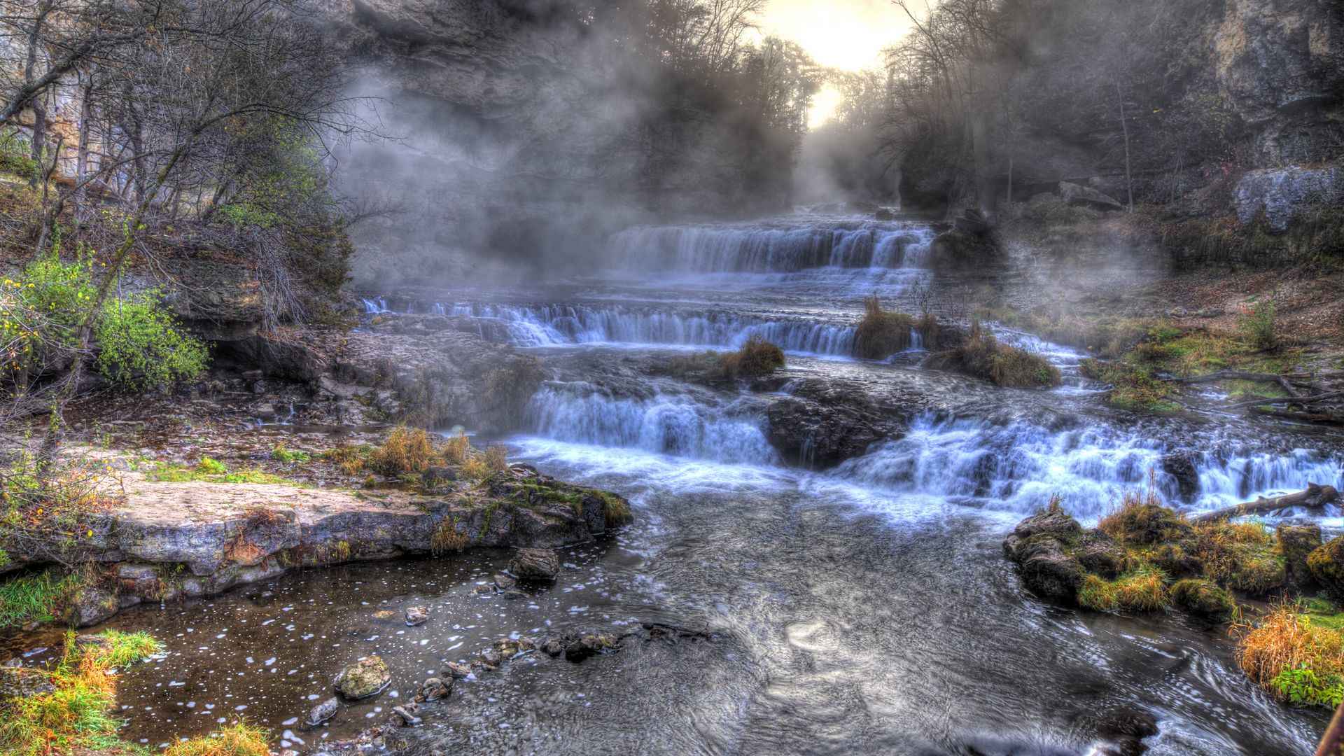 林间瀑布溪流图片-