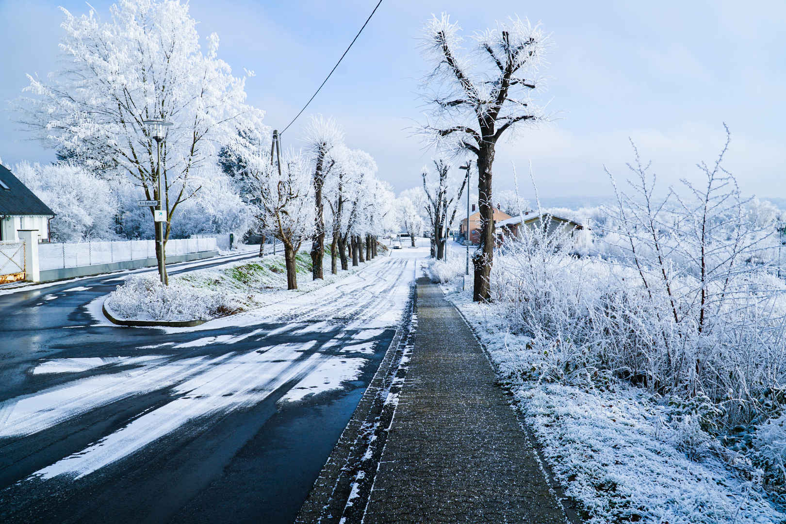 白色冬季下雪村落街景图片-
