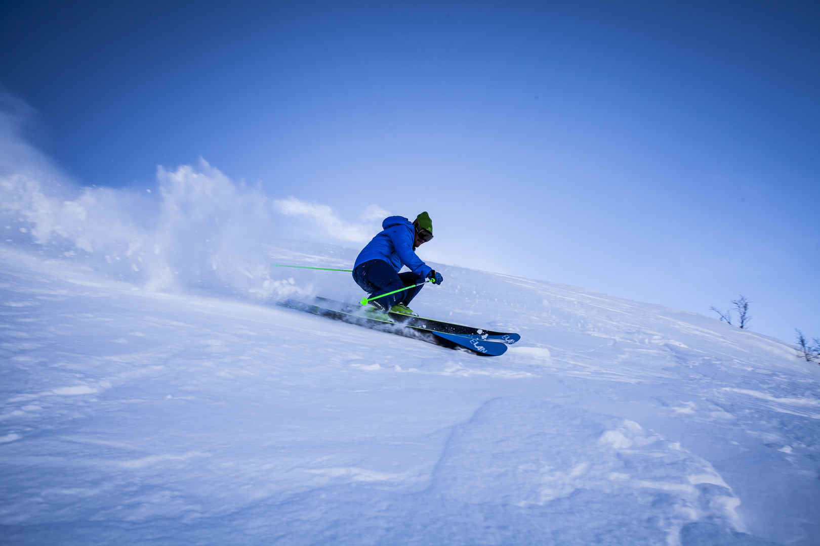 雪地上滑雪运动员激情飞扬图片-