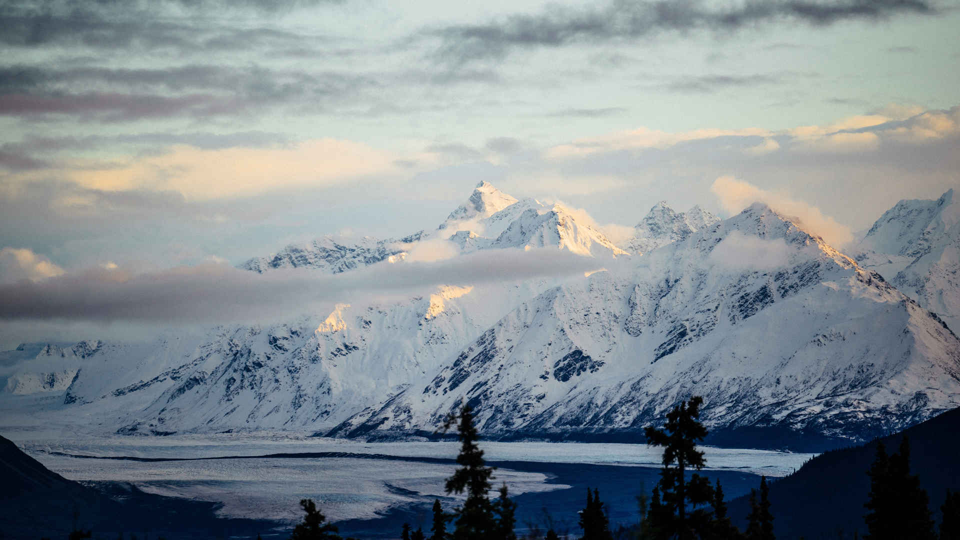 美丽的雪山风景图片