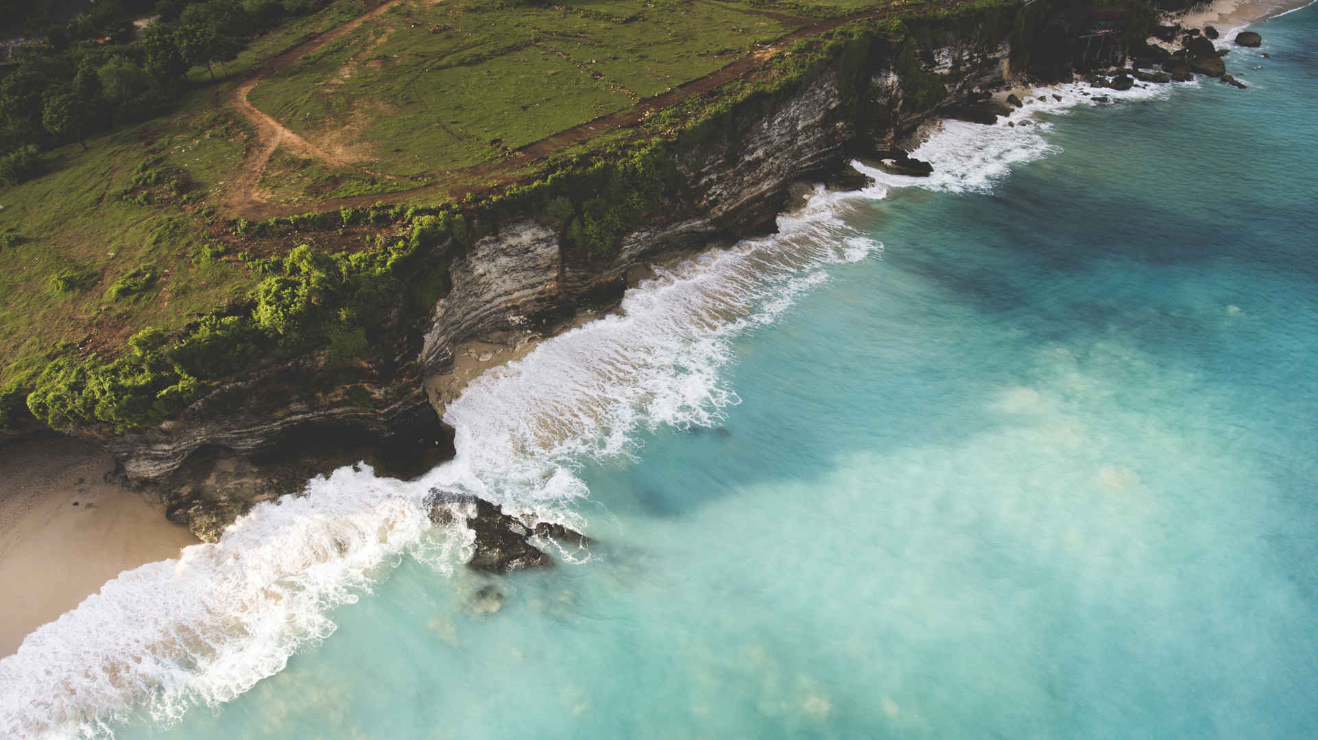 绿色大海山峰湖水高清壁纸