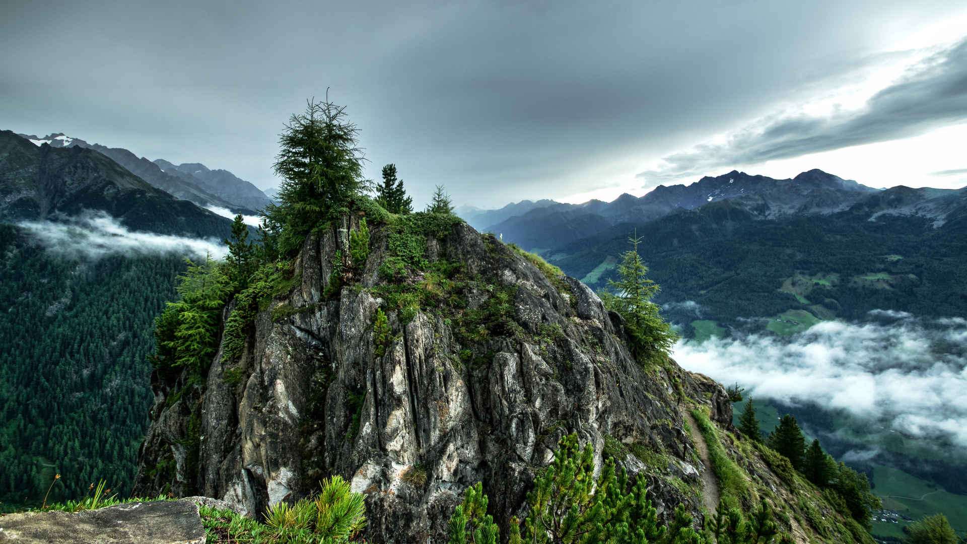 陡峭的山峰山脉图片