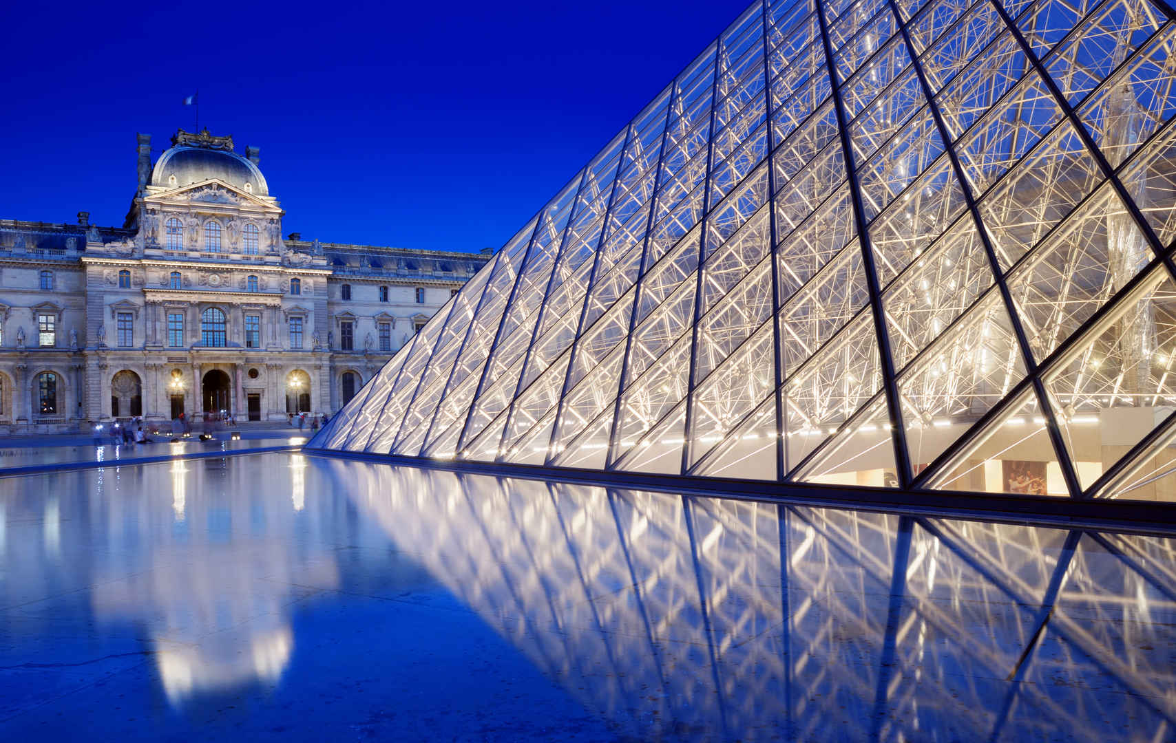 法国巴黎的罗浮宫博物馆夜景图片-