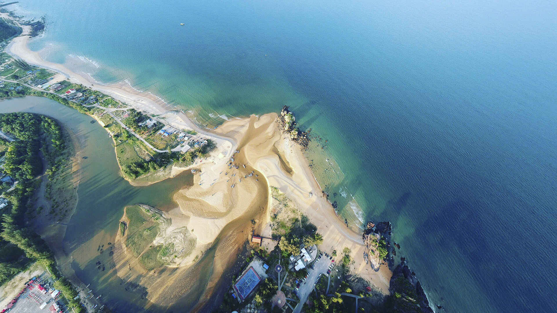 航拍大海海滩图片-