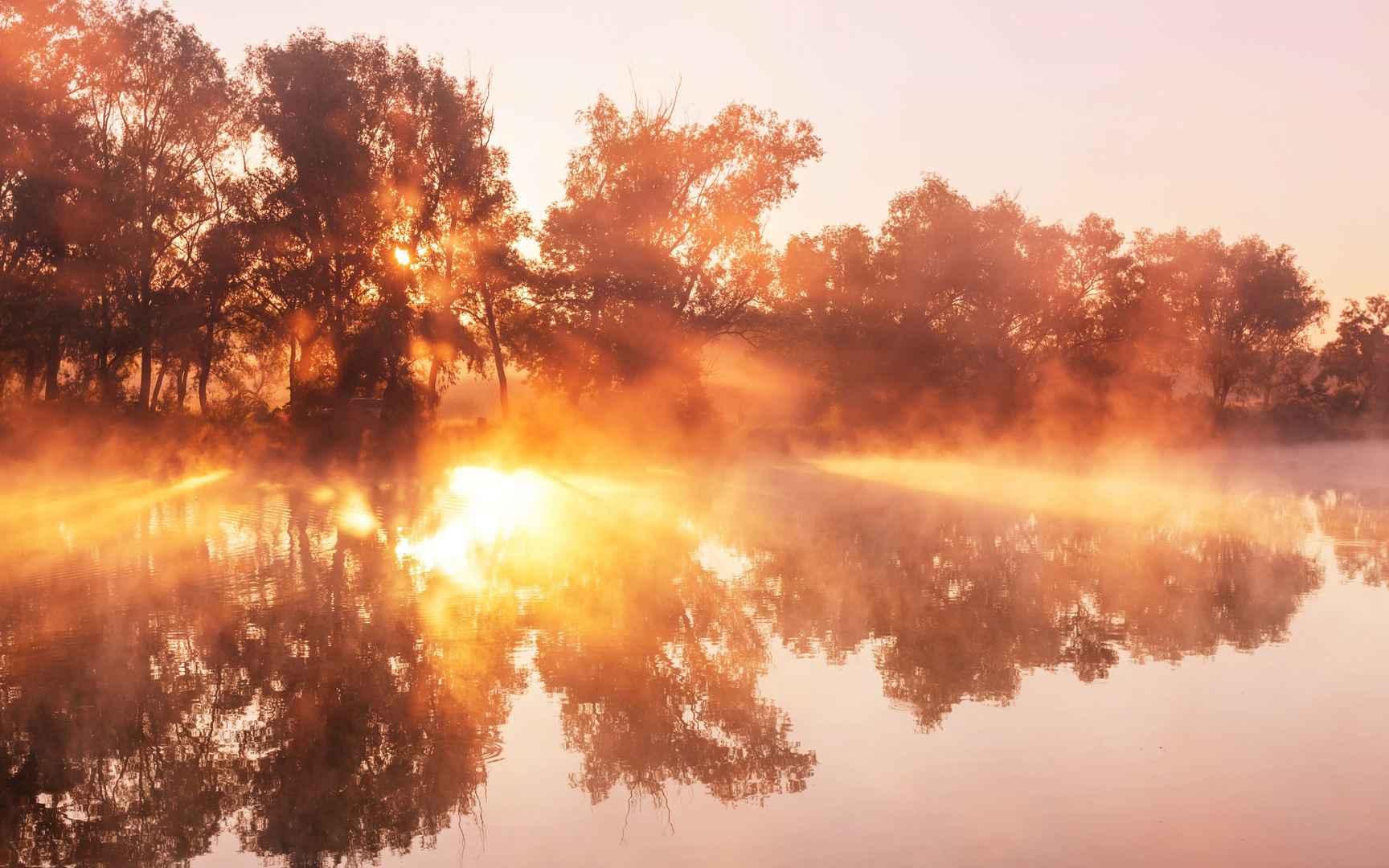湖面早晨日出美景图片-