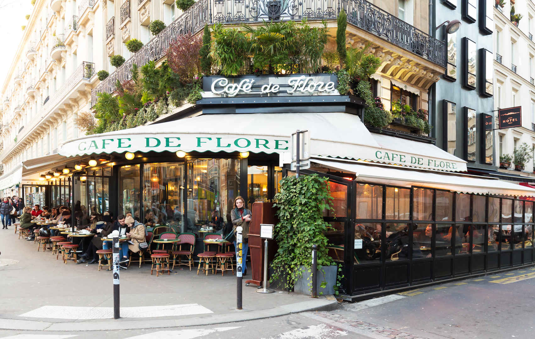 巴黎法国街头拐角处咖啡馆图片-