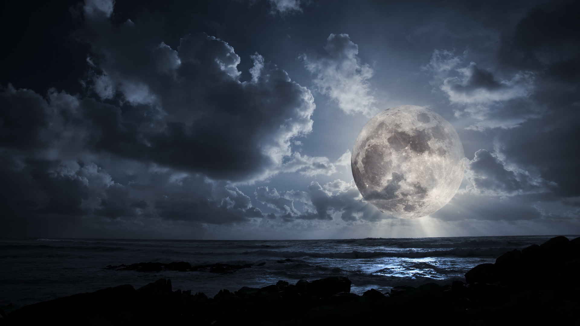 月球倒影在湖面上夜色壁纸-