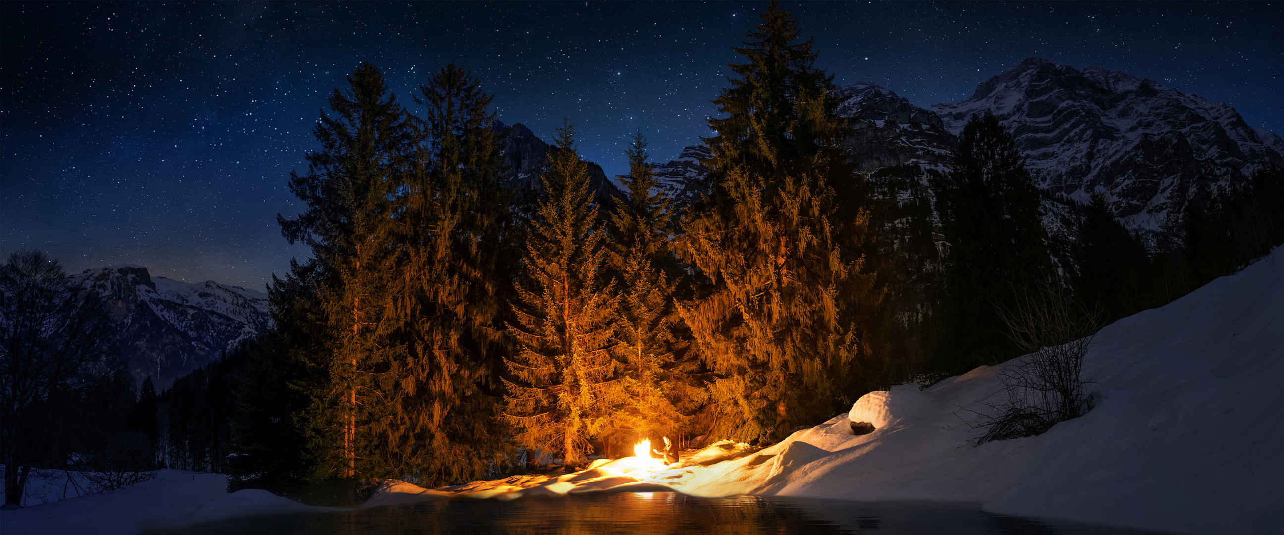 夜里森林里一个人生火取暖图片-