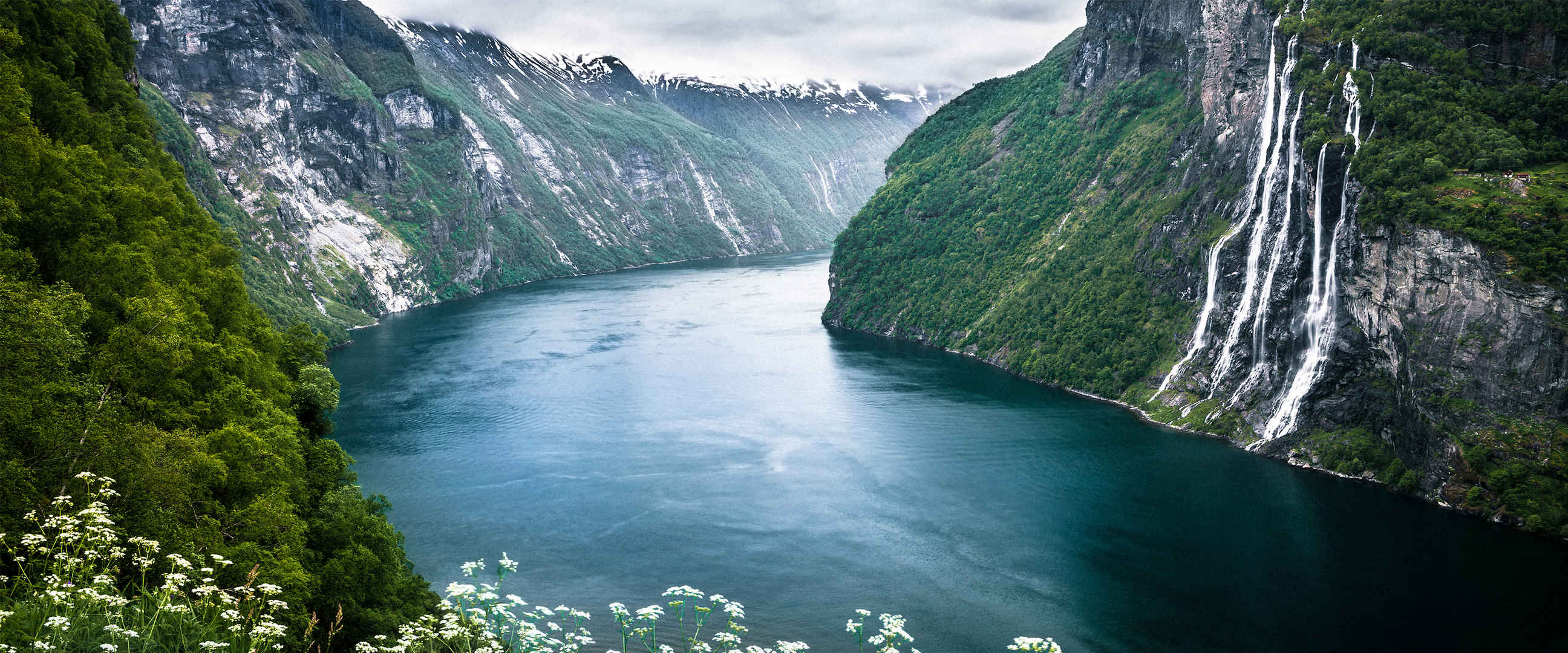 大山河流背景图片4K