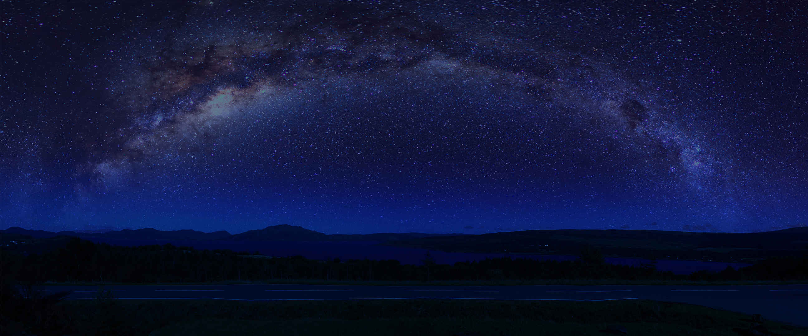 深夜繁星微微透出蓝色4K带鱼屏壁纸