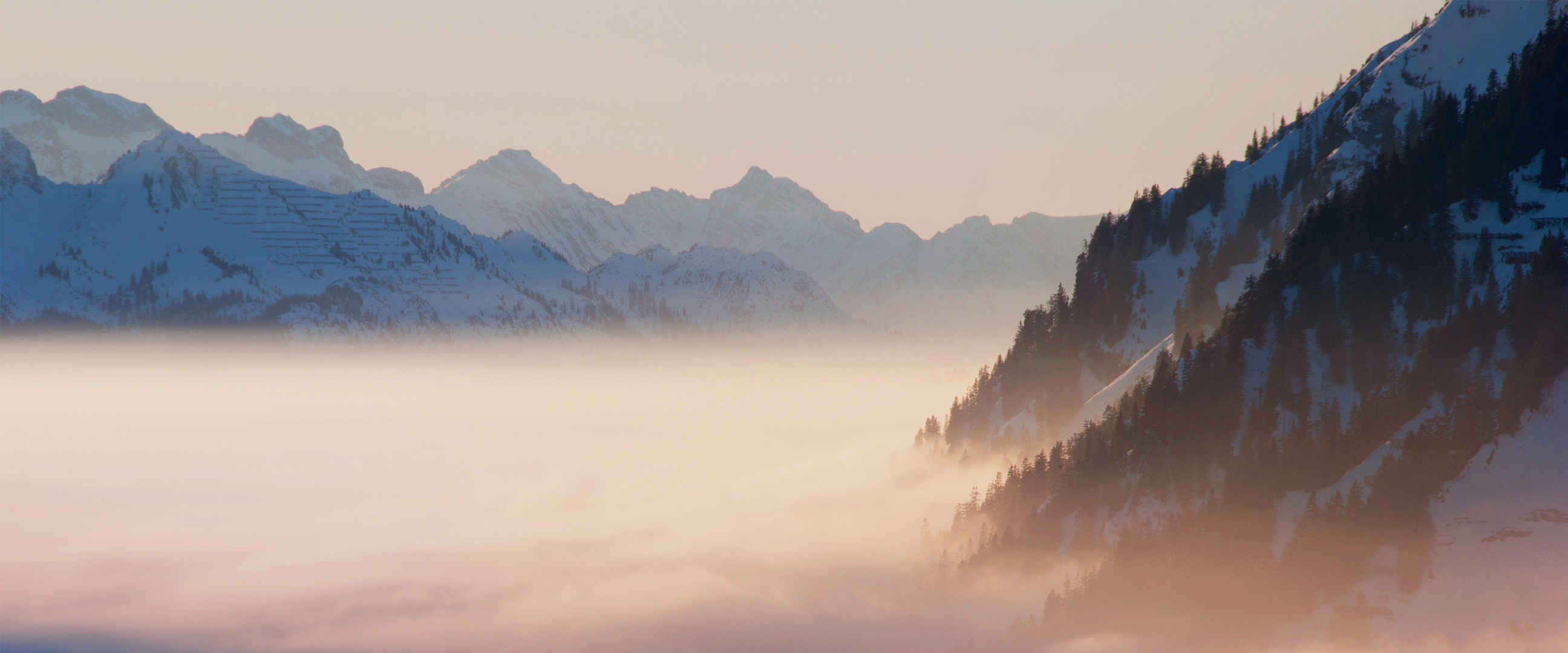 满山烟雾高山电脑壁纸