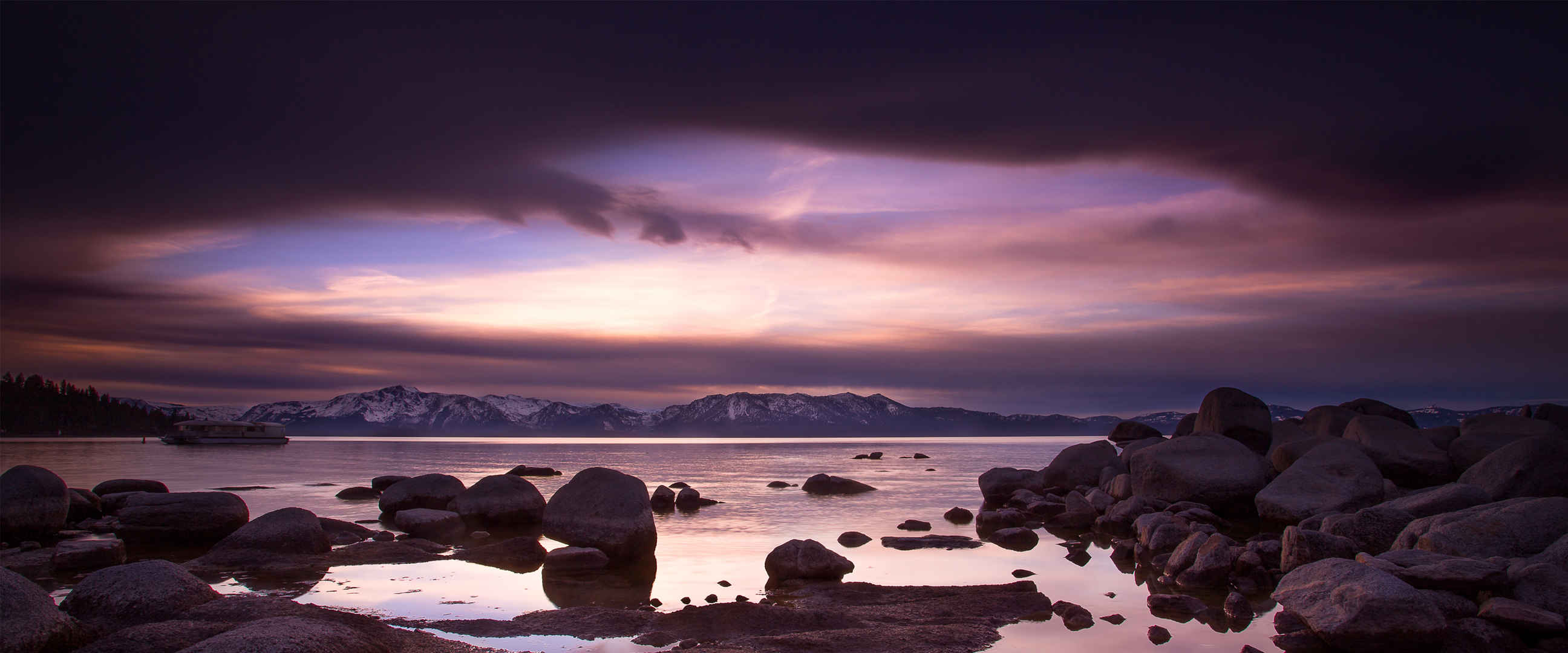 紫色云霞 乌云 海滩 石头 图片-