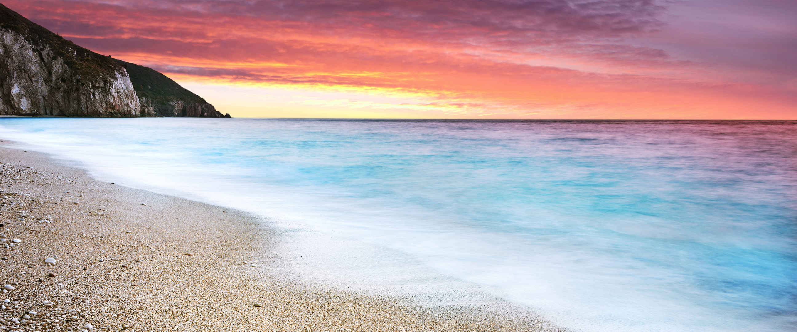 红霞 蓝色海水 沙滩 图片