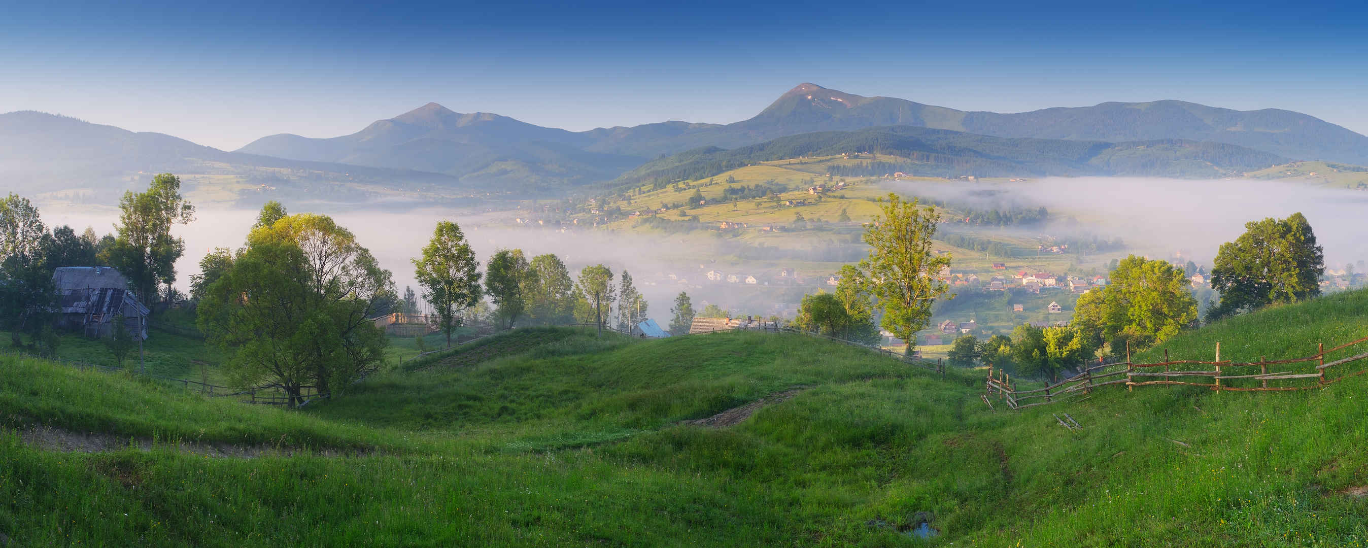欧洲乌克兰喀尔巴阡山脉早晨风景图-