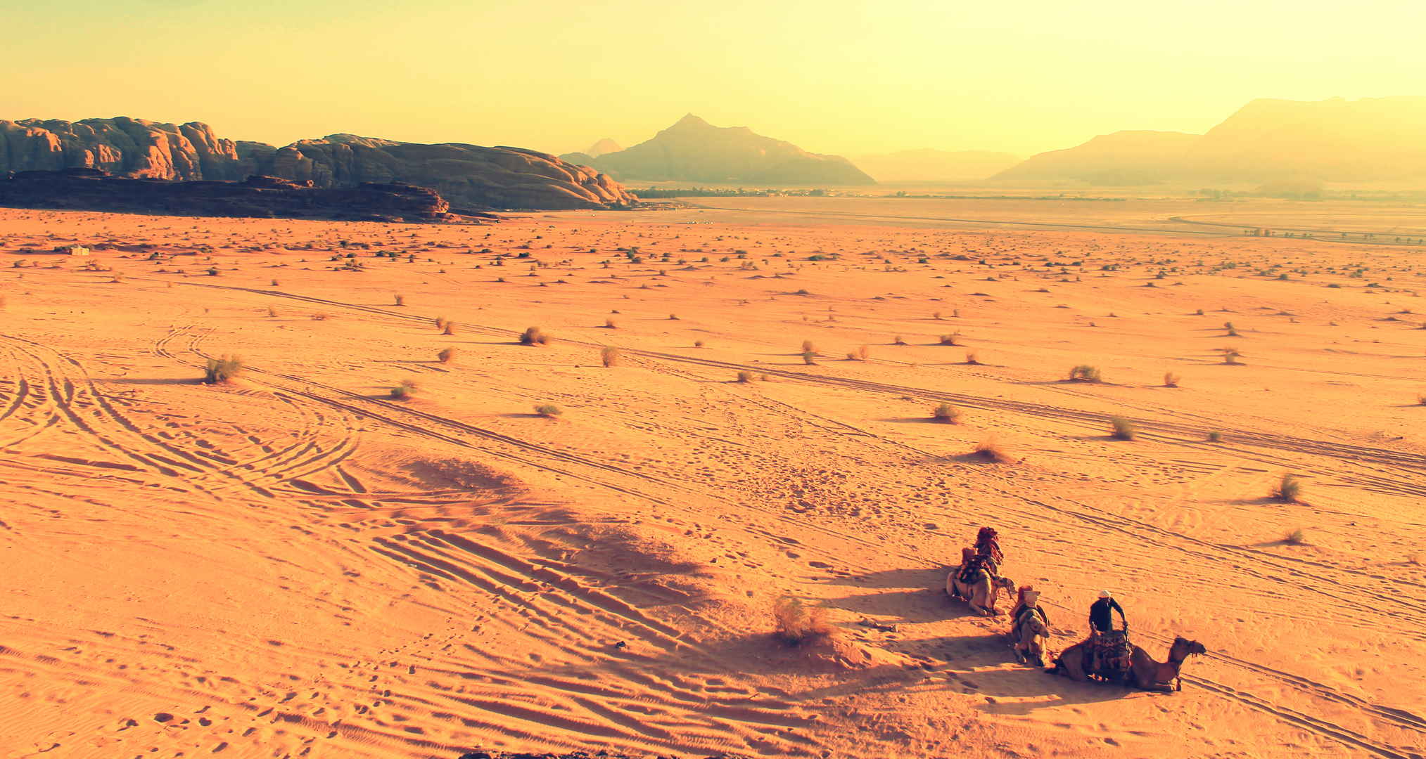 黄色旅游怀旧风格非洲沙尘高山-