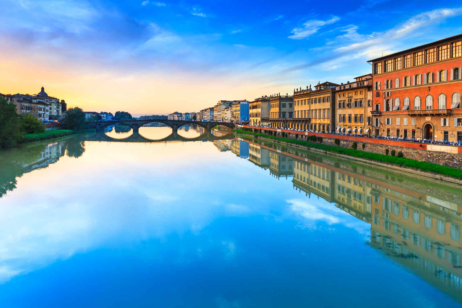 意大利黄昏清澈河流倒影风景美景图片
