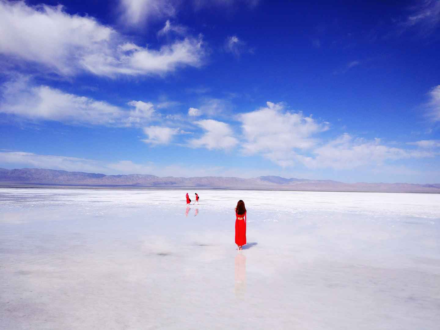 旅游风景红衣美女图片-