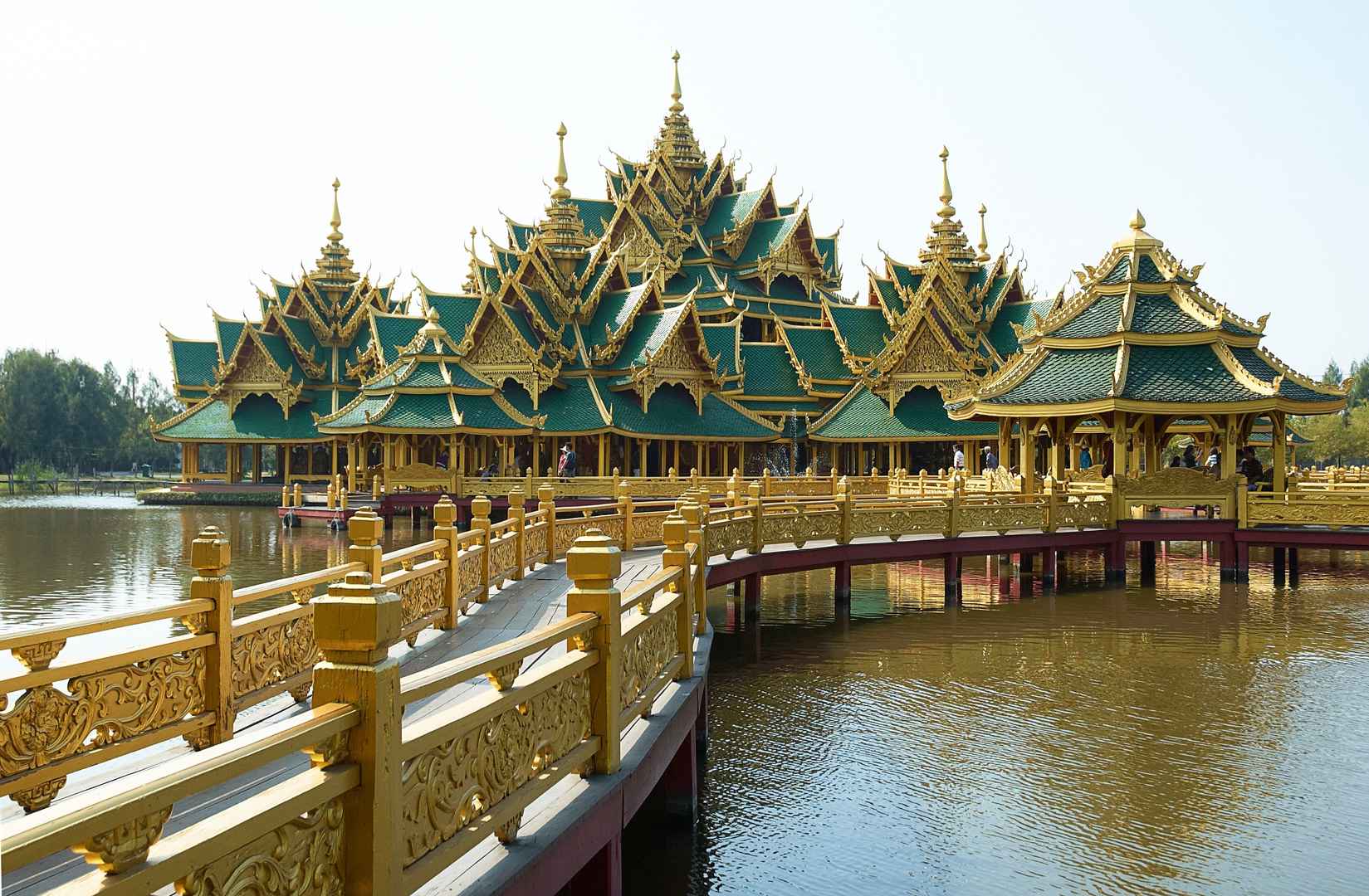 泰国古老湖里佛教寺庙图片-