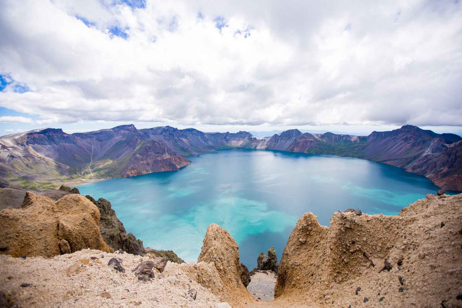 环形山和蓝色湖水风景壁纸图片-