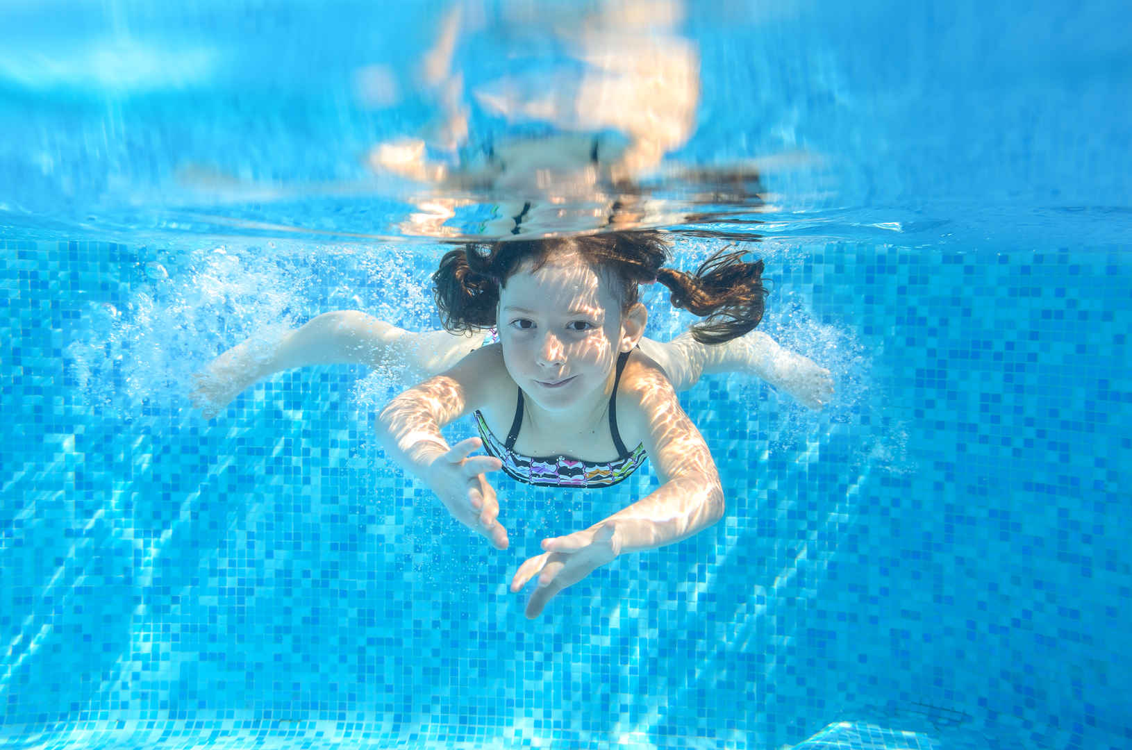 美丽健康女孩在水下游泳图片-