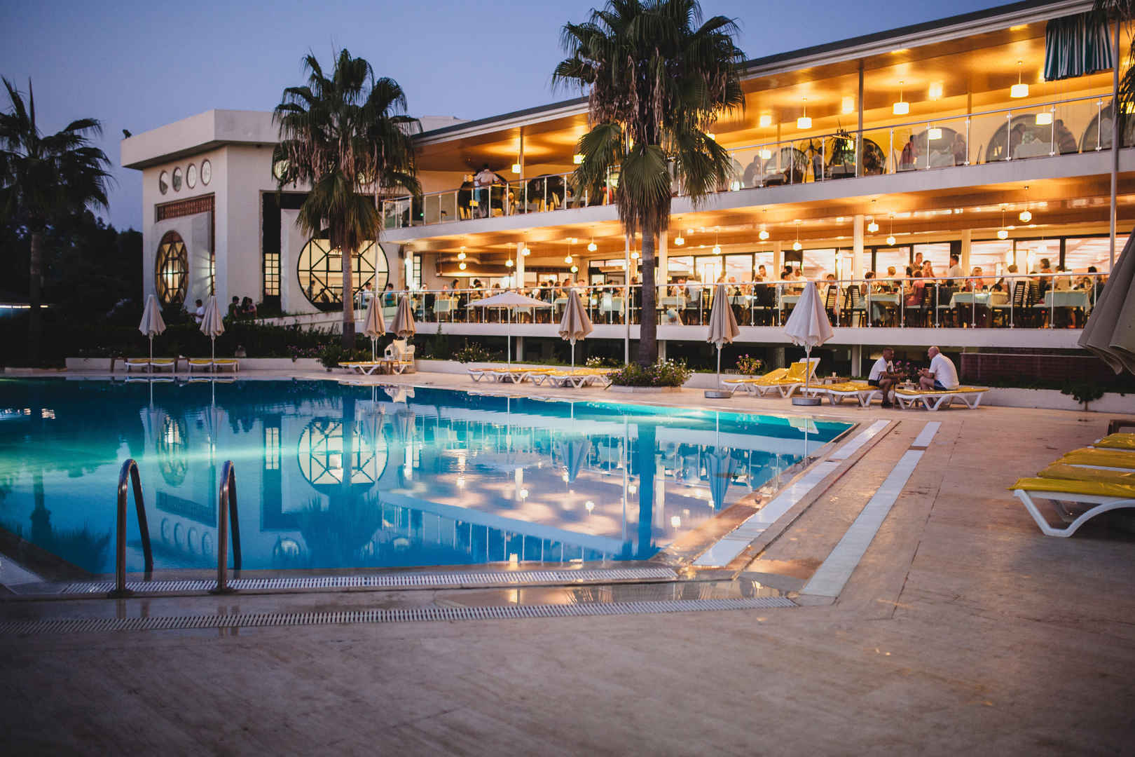 五星级酒店外的高档泳池户外泳池高清图片