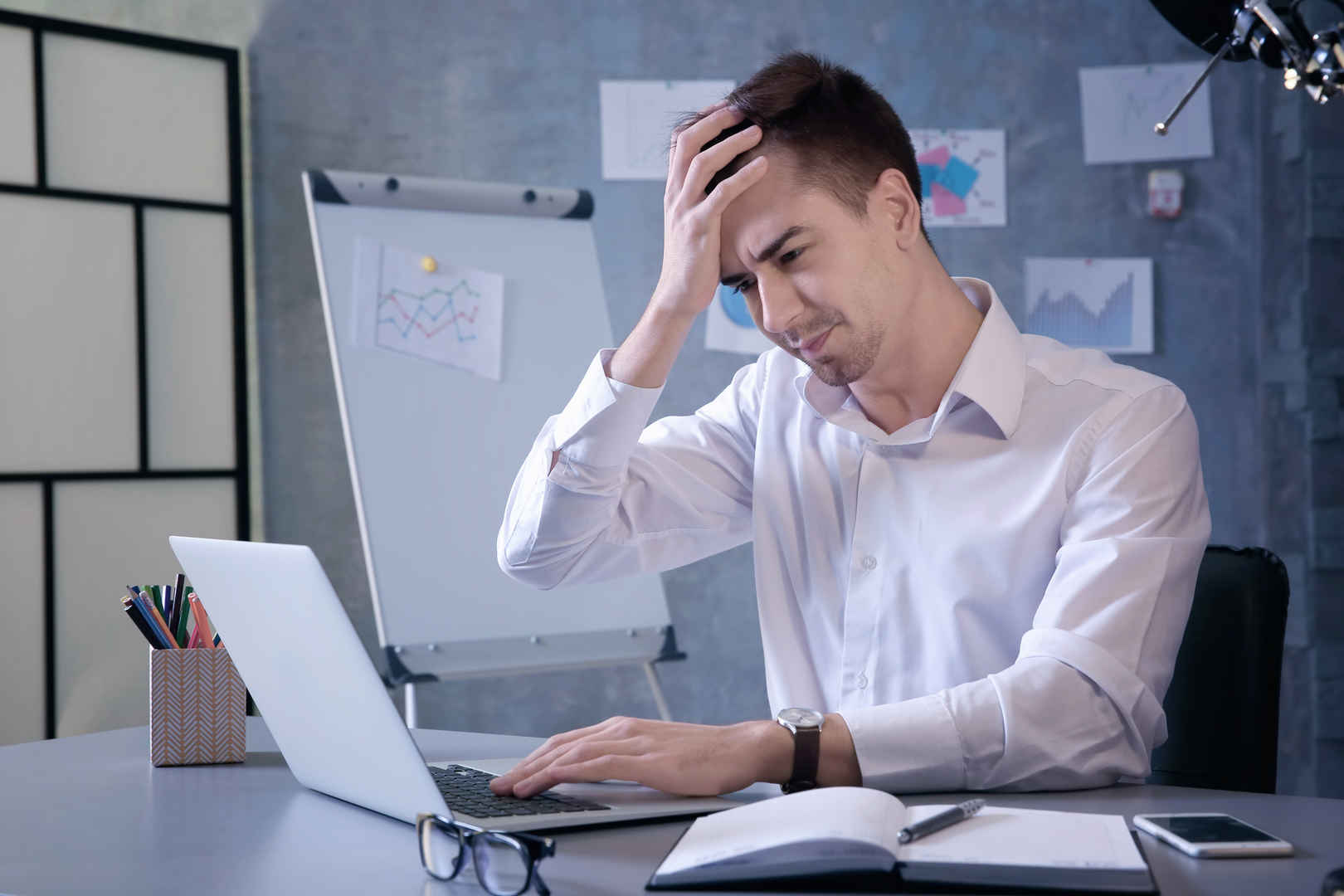 中年男子在办公室工作时患头痛男人的压力素材-