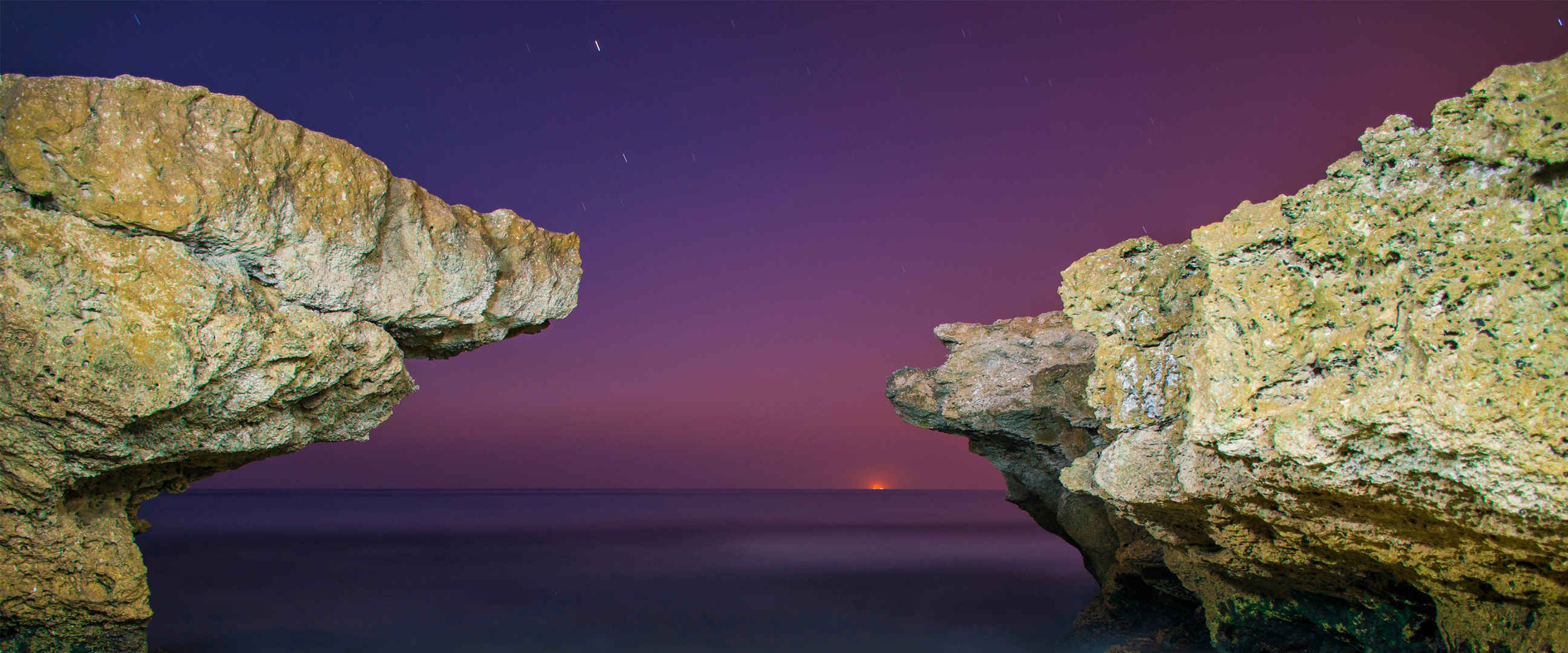 月光下岩石聚焦图片