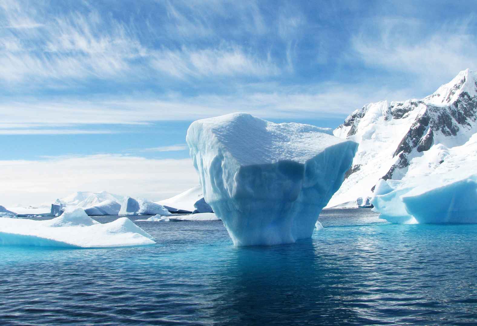 南极洲冰山一角图片