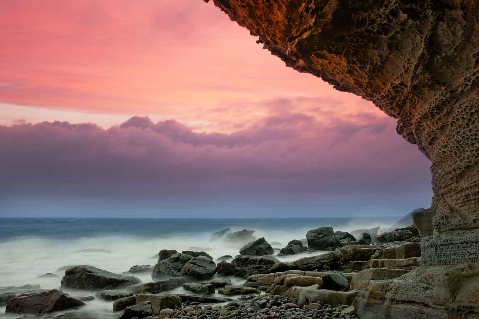 峭壁清晨云雾缭绕大海岩石图片
