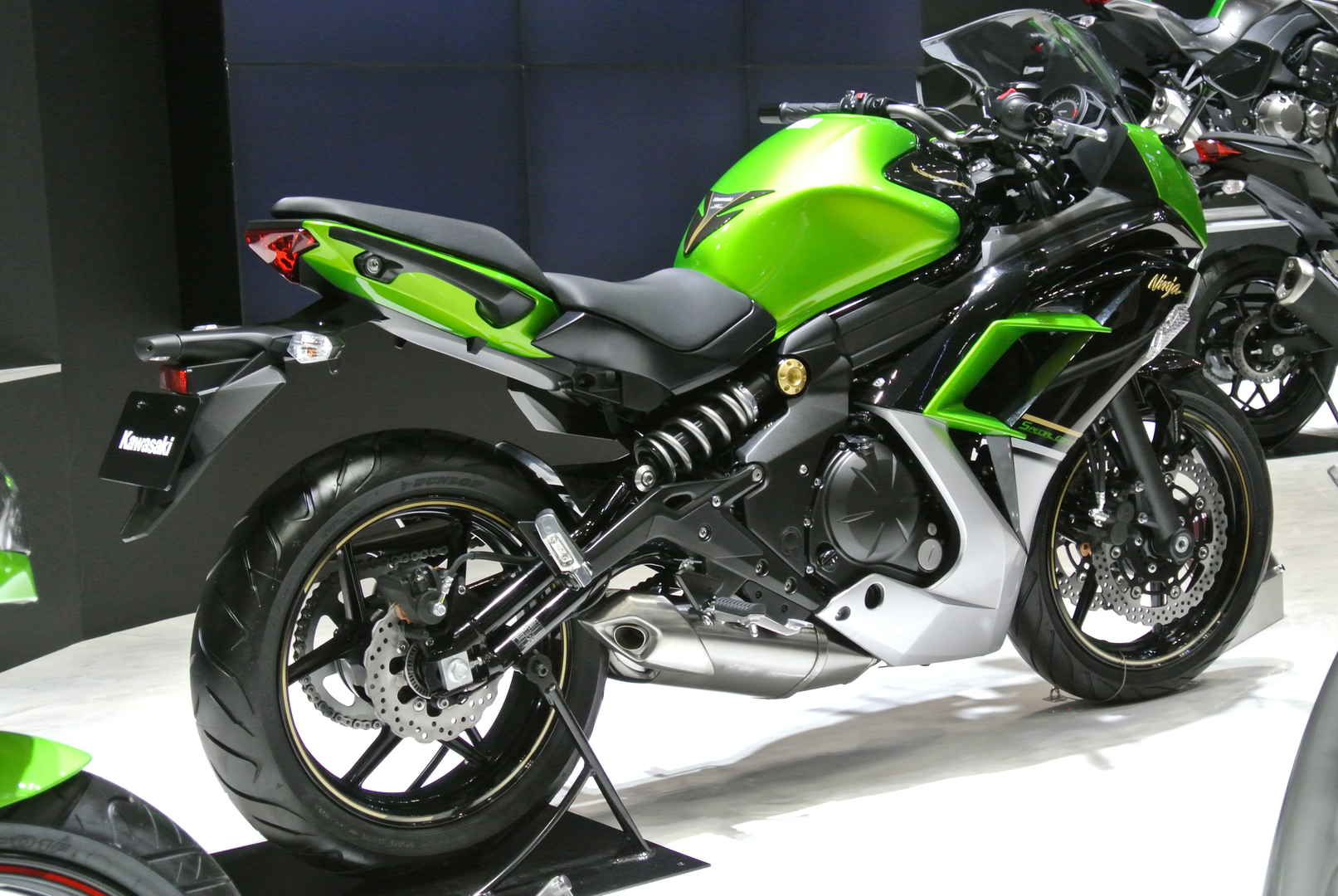 绿色川崎K摩托车图片