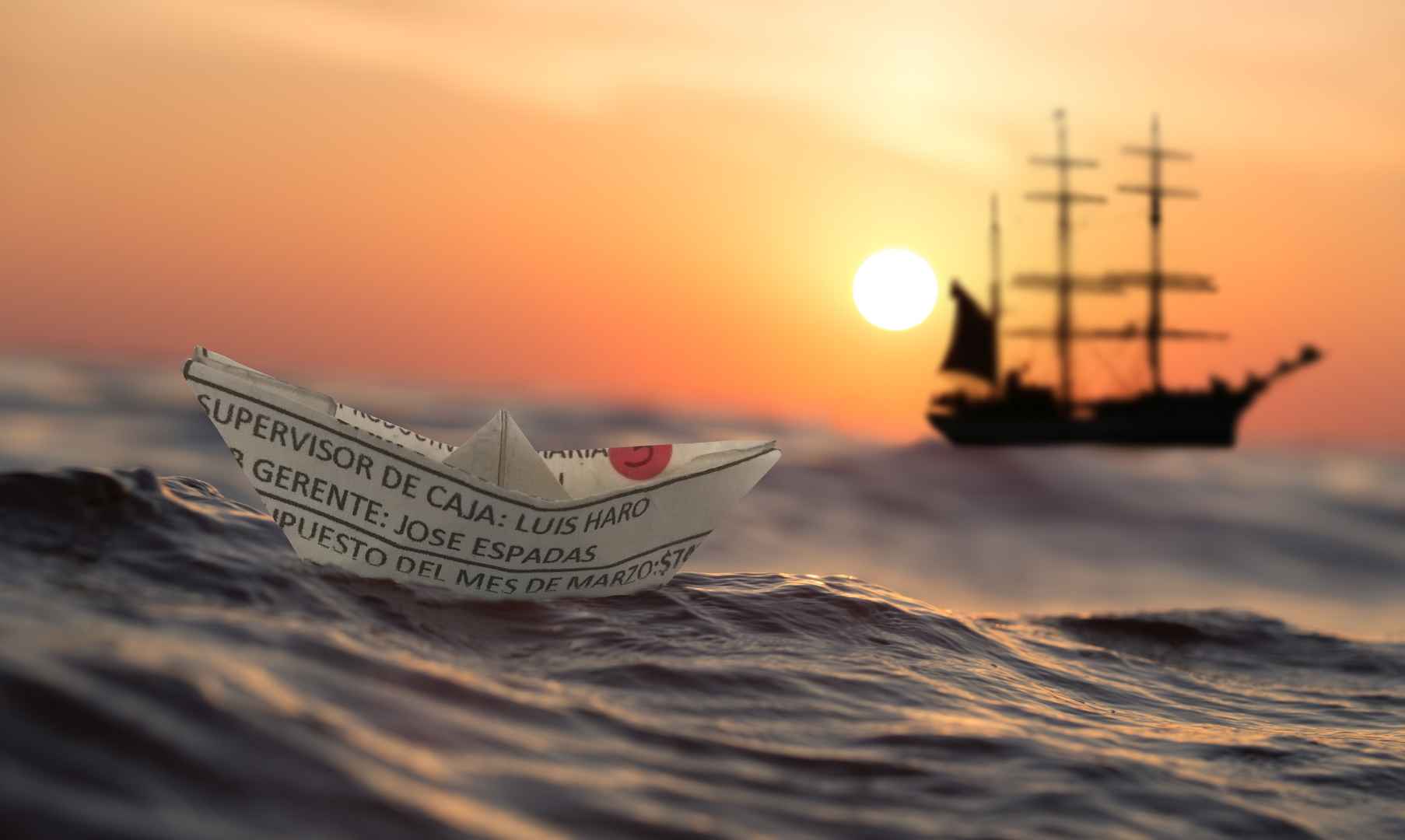 大海日落帆船荡漾图片