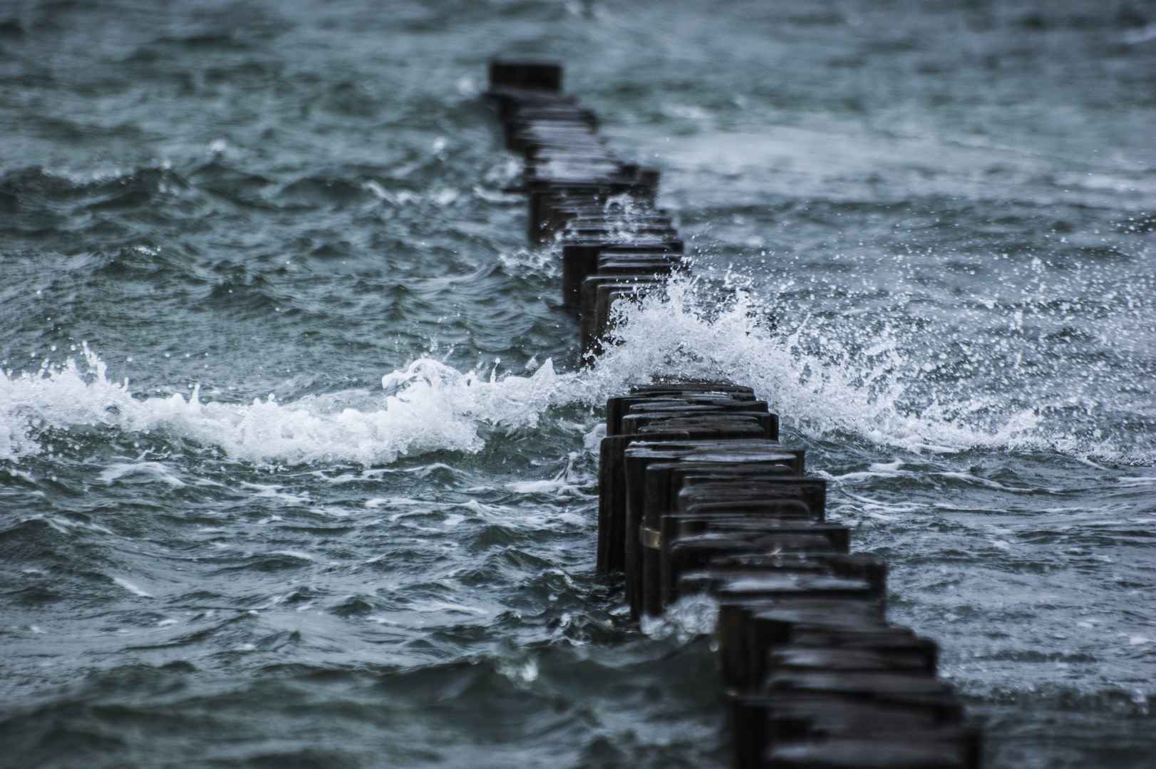 防波堤海上疾风图片