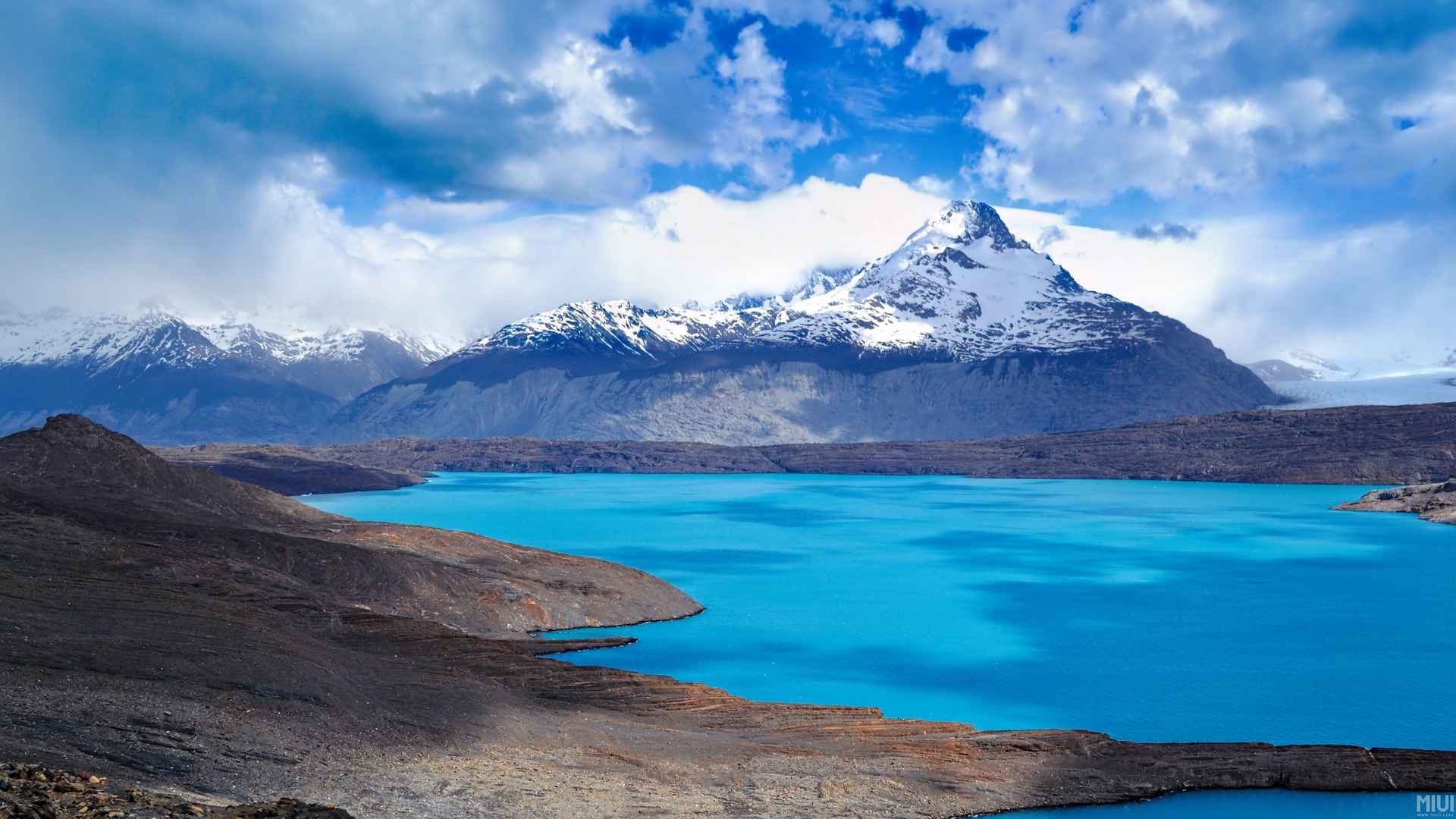 高原蓝色湖泊图片
