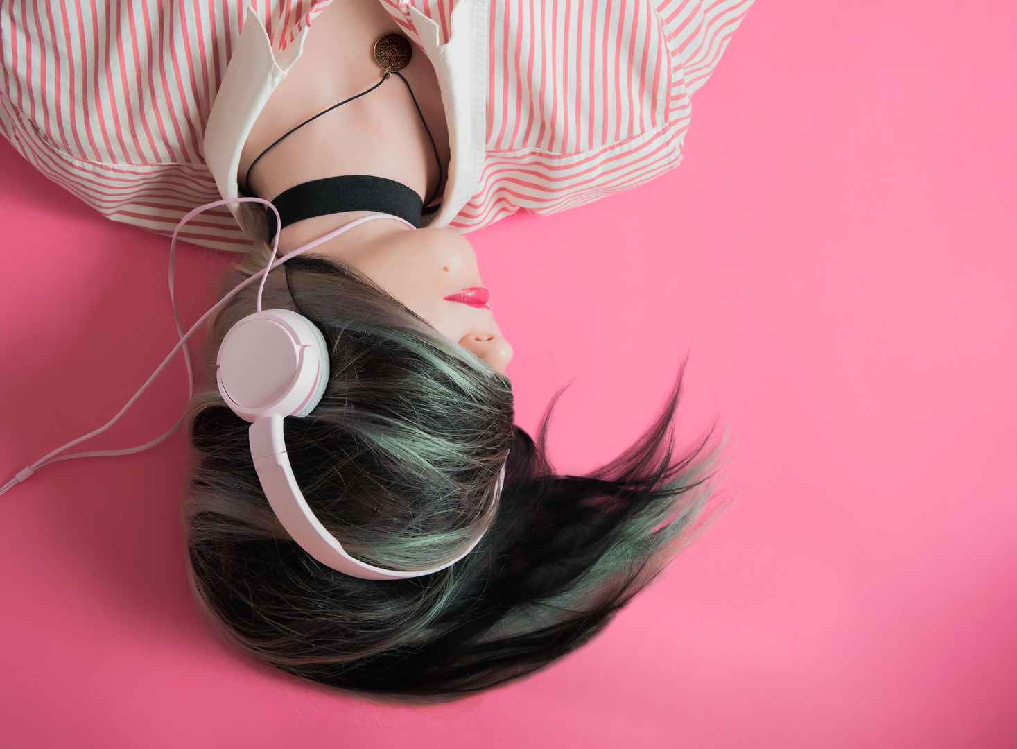 粉色桌面女孩头戴式耳机听音乐图片