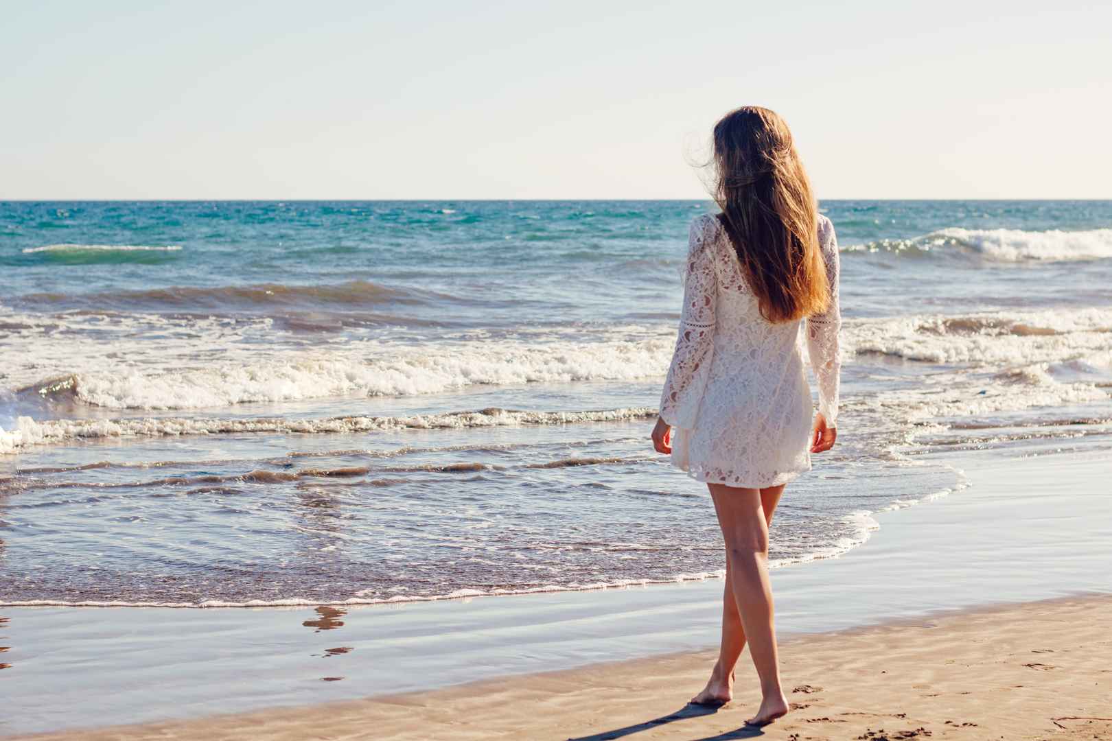 性感双腿长发年轻女子海滩图片