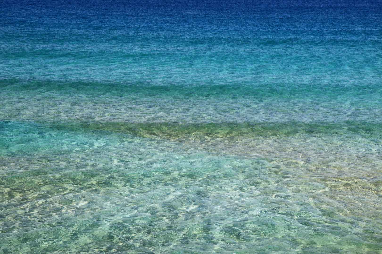 蓝色清澈海洋波浪图片