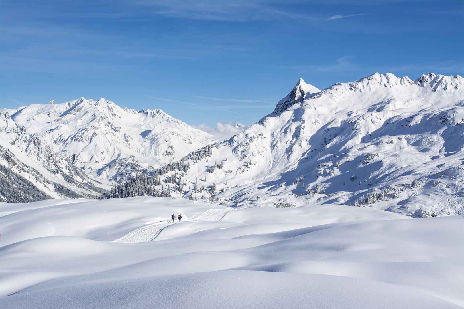 雪山登山者图片