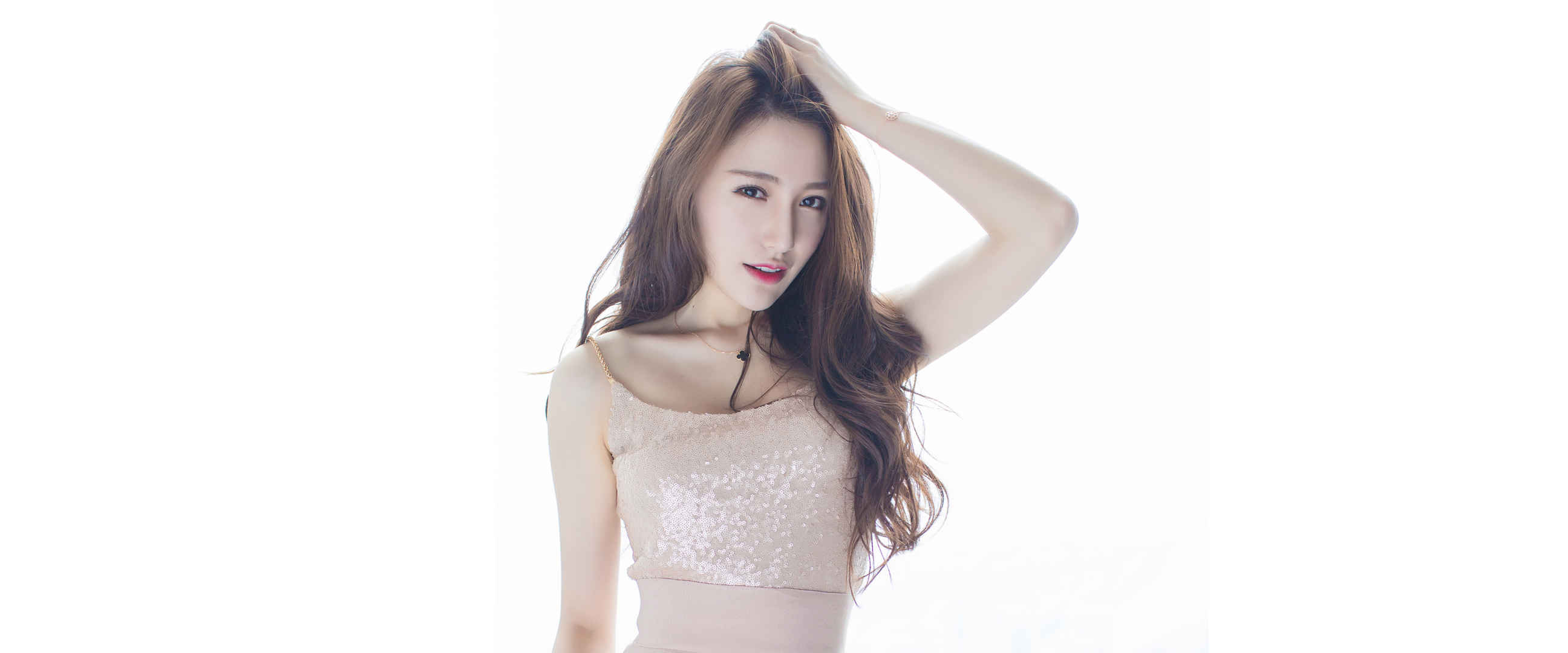 女人味十足波浪卷发美女