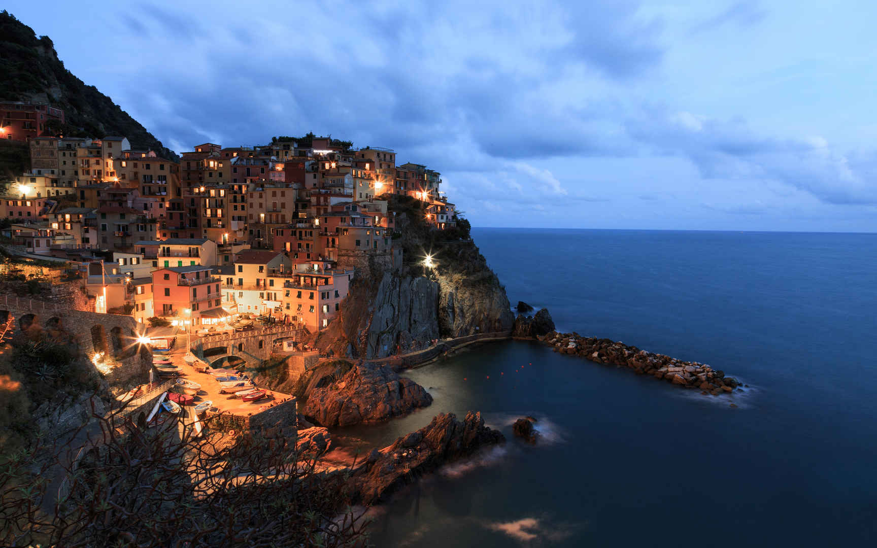 海上渔村建筑夜景图片