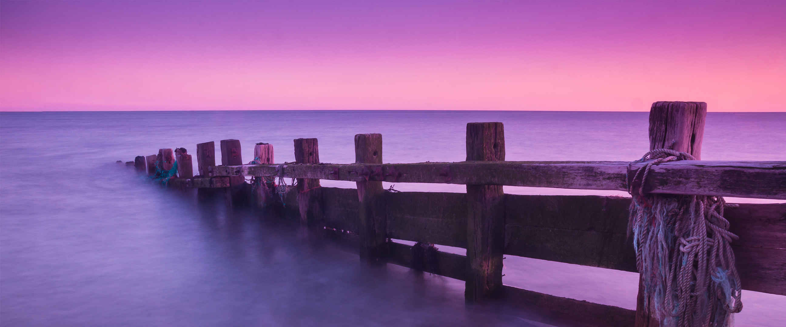 木桥深入海里紫色高清壁纸-