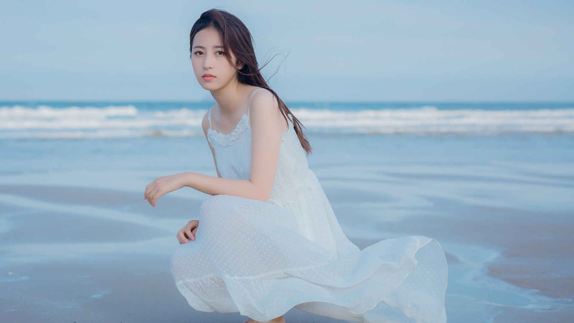 白色裙子周雨彤海边清新美女电脑壁纸-