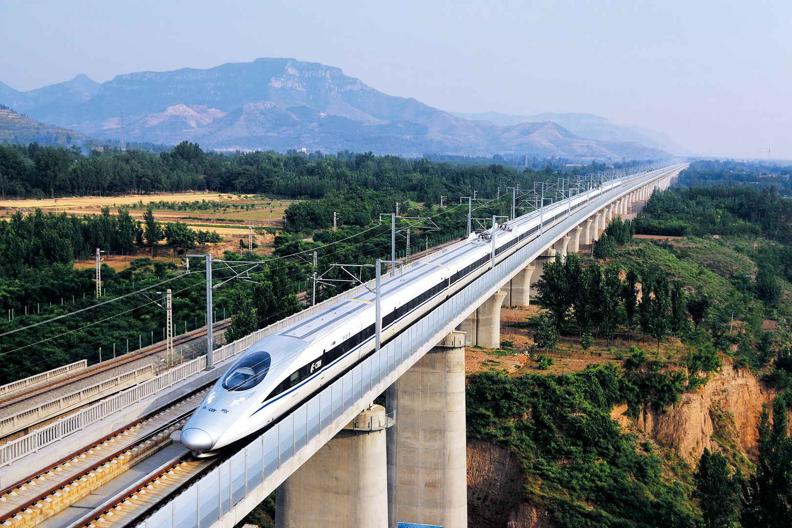 中国高铁和谐号喀斯特地貌图片